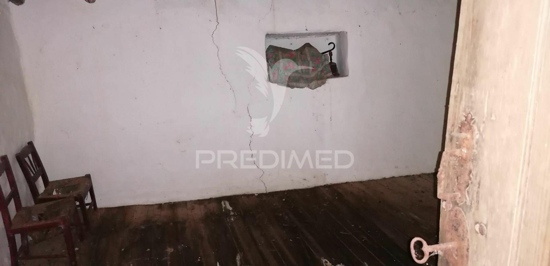Casa antiga para recuperar nas carreiras