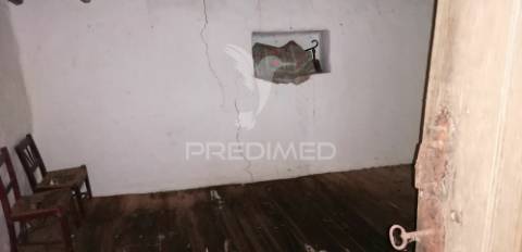 Casa antiga para recuperar nas carreiras