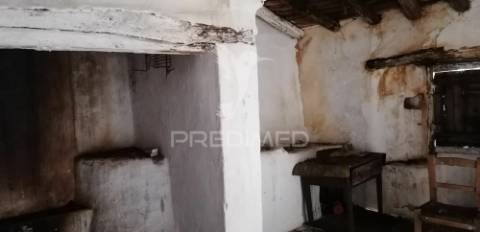 Casa antiga para recuperar nas carreiras