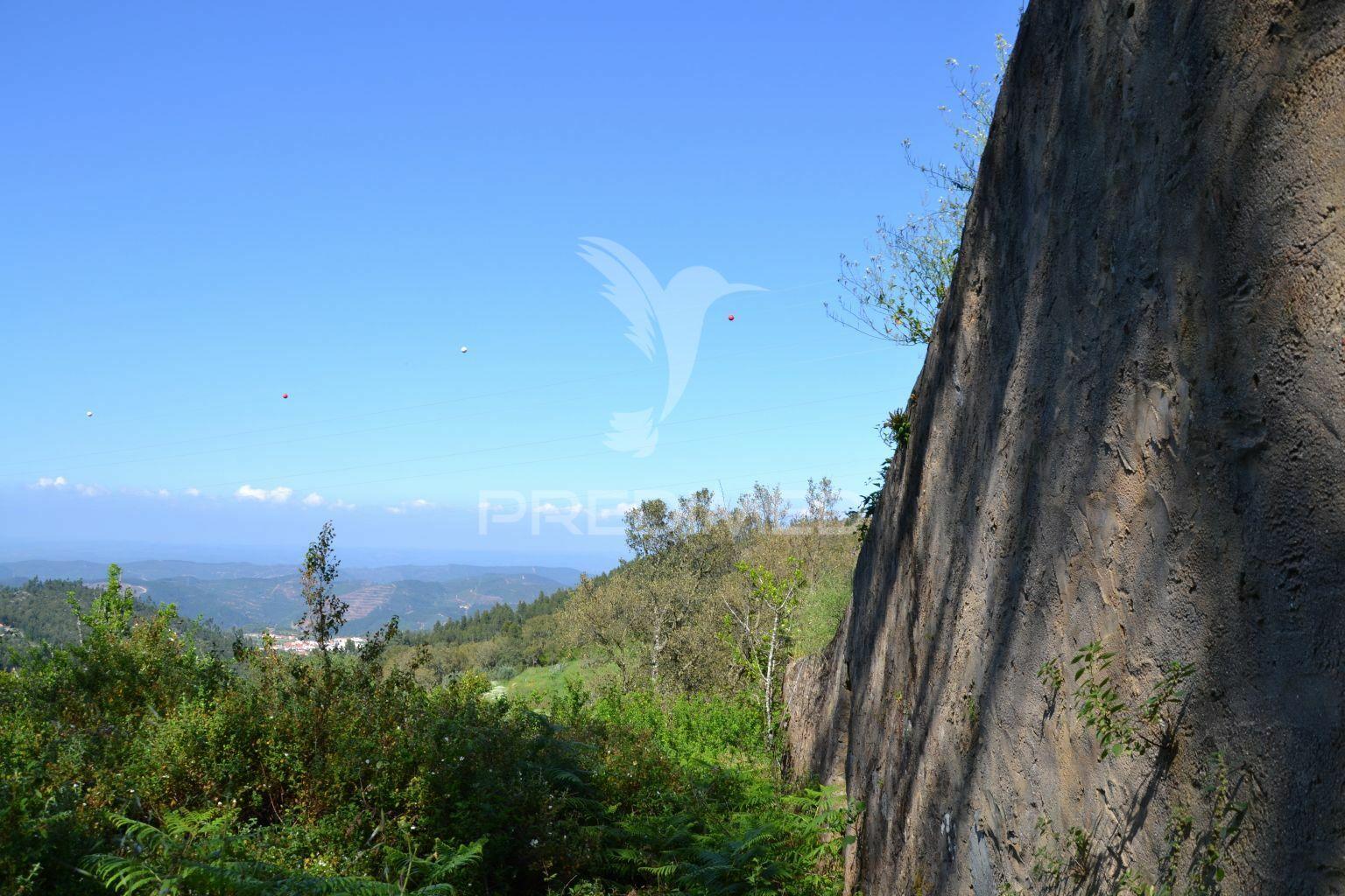 Terreno com ruina com vista sobre monchique
