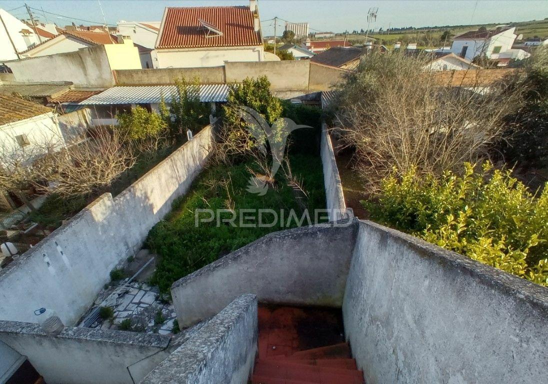 Andar de moradia t4 em fronteira com quintal