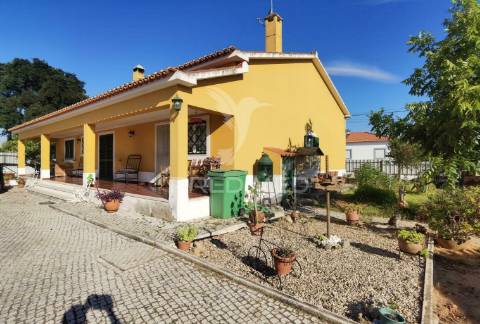 Moradia t4 com garagem e anexos - alcanhões / santarém