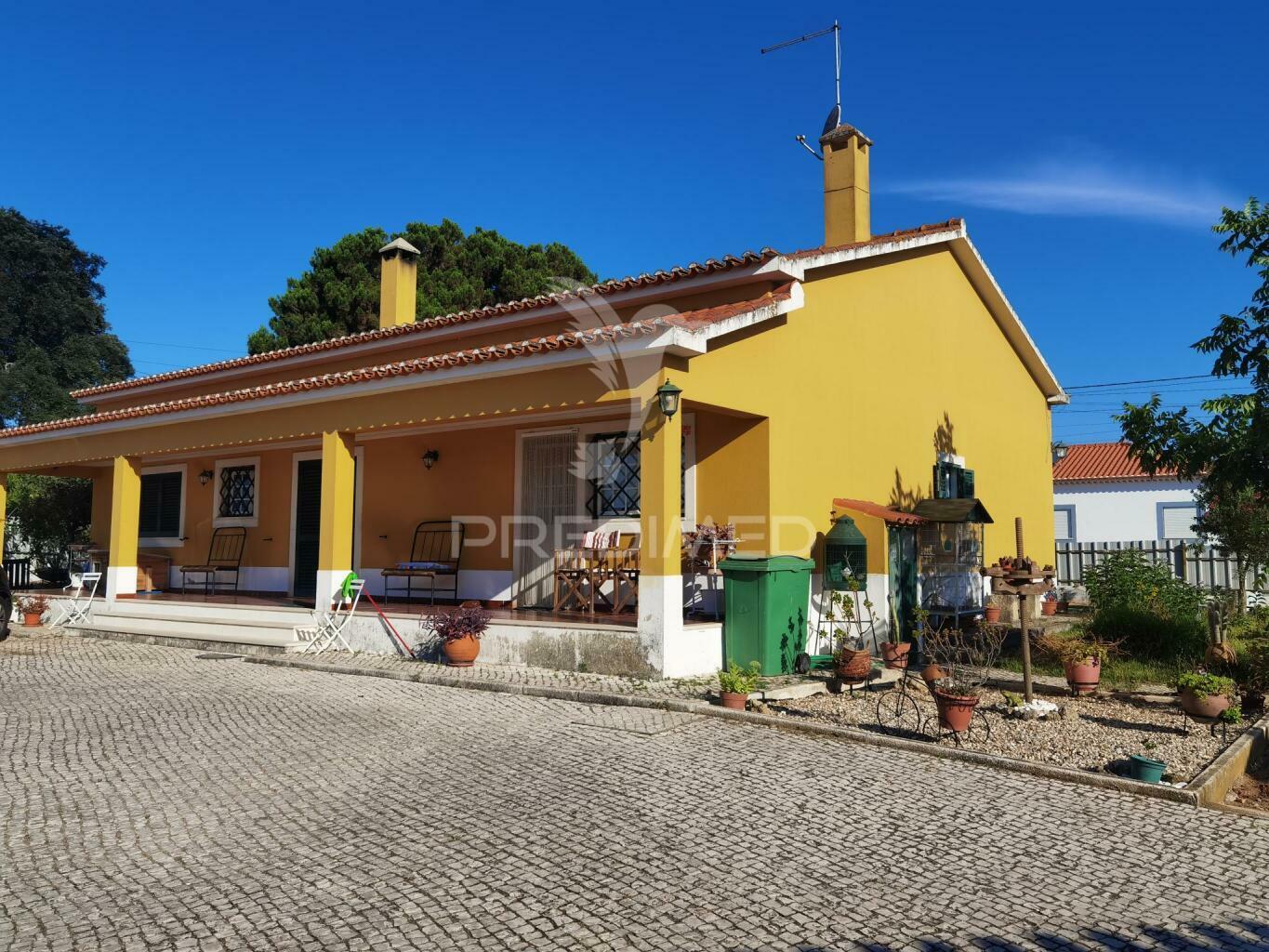 Moradia t4 com garagem e anexos - alcanhões / santarém