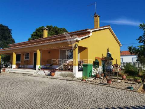 Moradia t4 com garagem e anexos - alcanhões / santarém