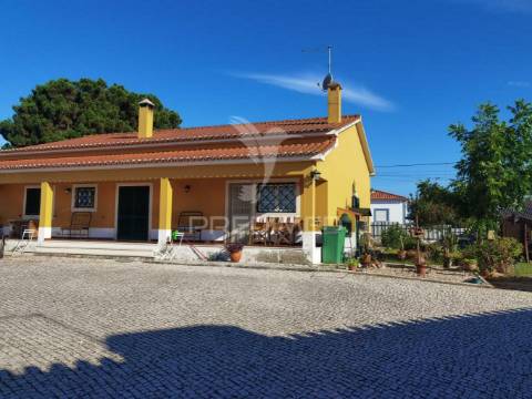 Moradia t4 com garagem e anexos - alcanhões / santarém