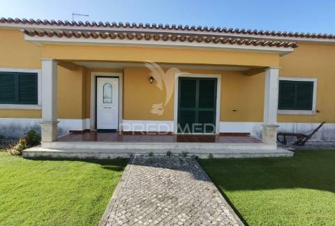 Moradia t4 com garagem e anexos - alcanhões / santarém