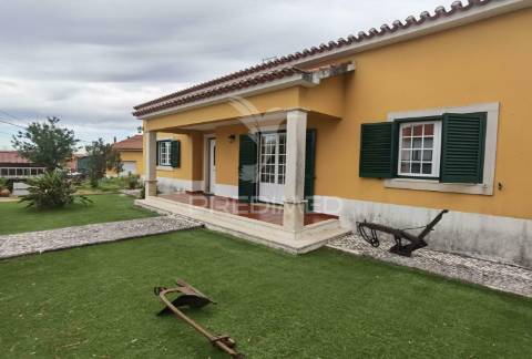 Moradia t4 com garagem e anexos - alcanhões / santarém