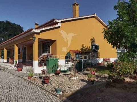Moradia t4 com garagem e anexos - alcanhões / santarém