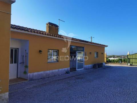 Moradia t4 com garagem e anexos - alcanhões / santarém