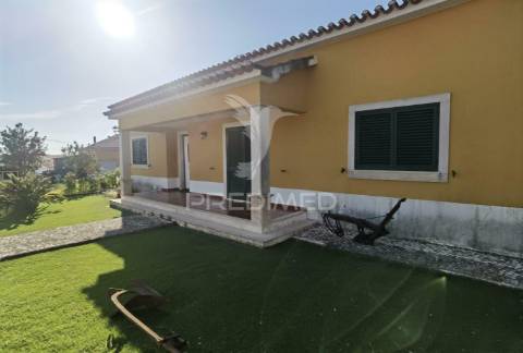 Moradia t4 com garagem e anexos - alcanhões / santarém