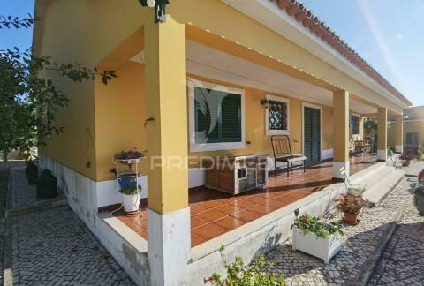 Moradia t4 com garagem e anexos - alcanhões / santarém