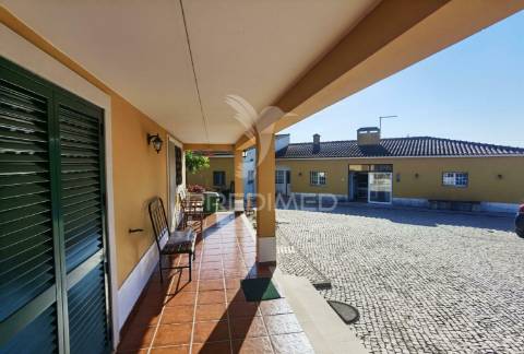 Moradia t4 com garagem e anexos - alcanhões / santarém