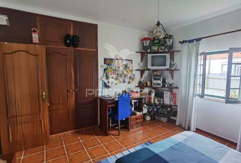 Moradia t4 com garagem e anexos - alcanhões / santarém