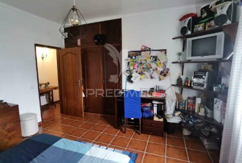 Moradia t4 com garagem e anexos - alcanhões / santarém