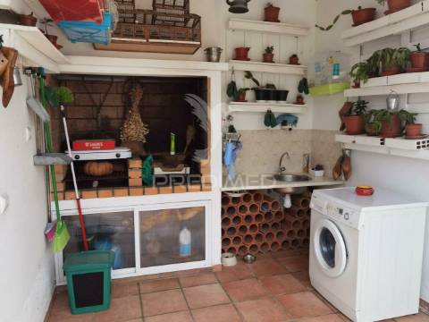 Moradia t4 com garagem e anexos - alcanhões / santarém