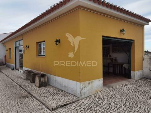 Moradia t4 com garagem e anexos - alcanhões / santarém