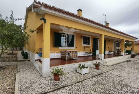 Moradia t4 com garagem e anexos - alcanhões / santarém