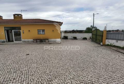 Moradia t4 com garagem e anexos - alcanhões / santarém