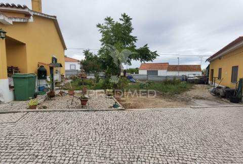 Moradia t4 com garagem e anexos - alcanhões / santarém