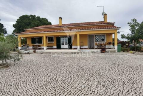 Moradia t4 com garagem e anexos - alcanhões / santarém