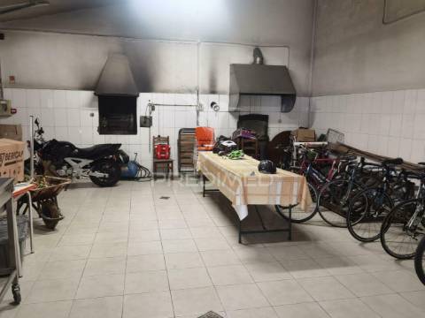 Moradia t4 com garagem e anexos - alcanhões / santarém