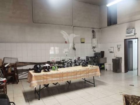 Moradia t4 com garagem e anexos - alcanhões / santarém