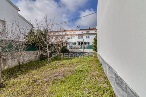 Apartamento t2 com logradouro em linhó