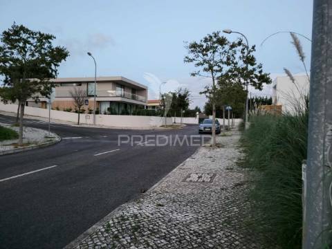 Lote c/ 336m2 em albarraque para moradia com 2 pisos + cv