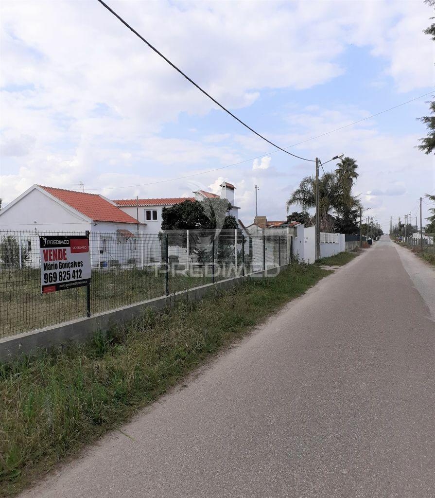 Terreno com viabilidade de construção até 500 m2 - montijo