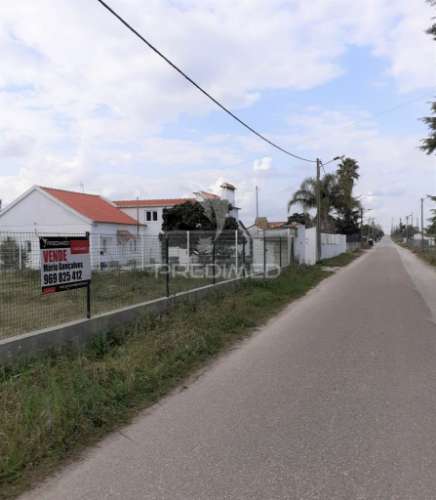 Terreno com viabilidade de construção até 500 m2 - montijo