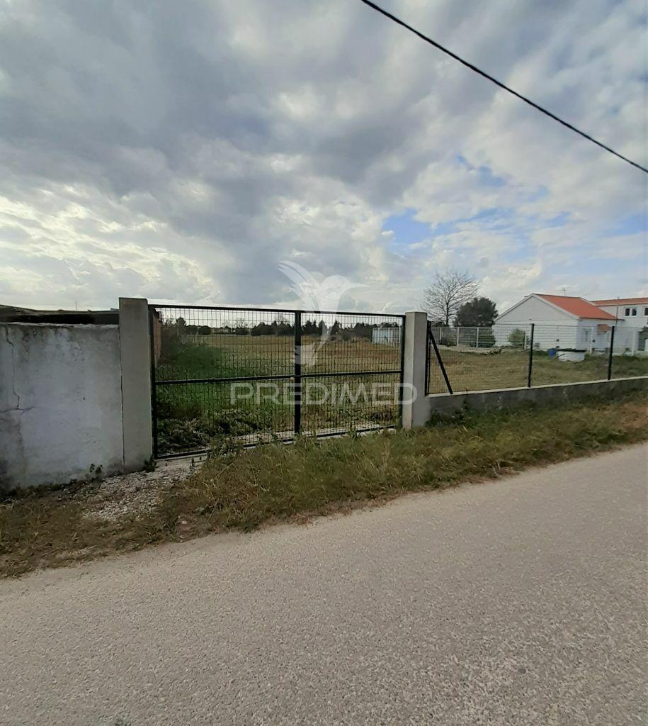 Terreno com viabilidade de construção até 500 m2 - montijo
