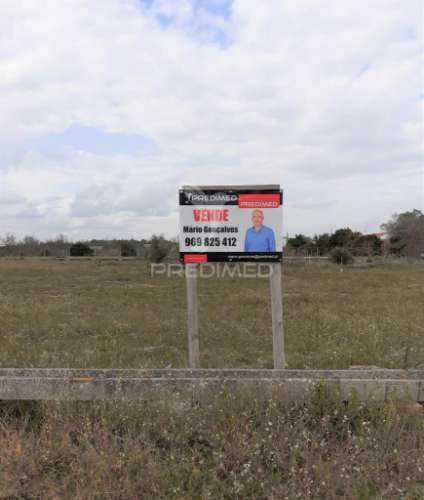 Terreno com viabilidade de construção até 500 m2 - montijo