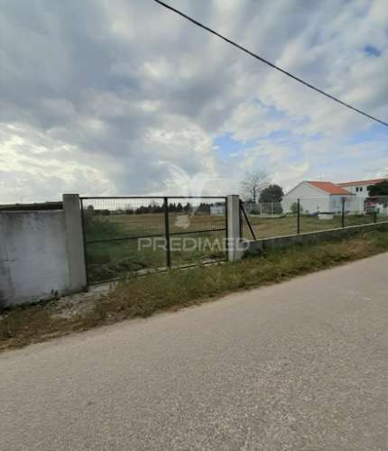 Terreno com viabilidade de construção até 500 m2 - montijo