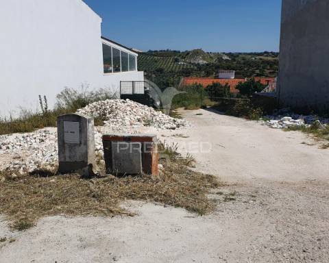 Moradia de dois pisos e comercio em pardais