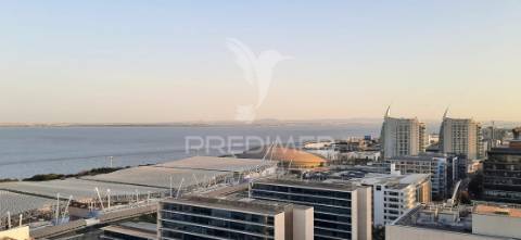 Requintado t2 com vistas deslumbrantes sobre o rio tejo