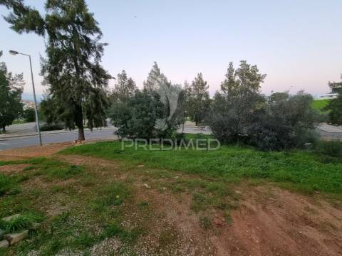 Terreno urbano para construção de moradia com projecto aprovado
