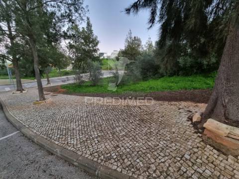 Terreno urbano para construção de moradia com projecto aprovado