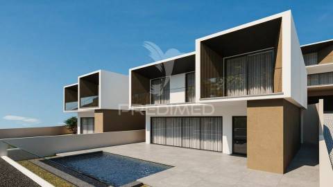 Moradia minimalista nova a estrear no funchal.vista baía, com piscina.