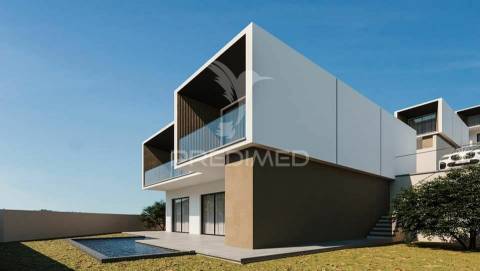Moradia minimalista nova a estrear no funchal.vista baía, com piscina.