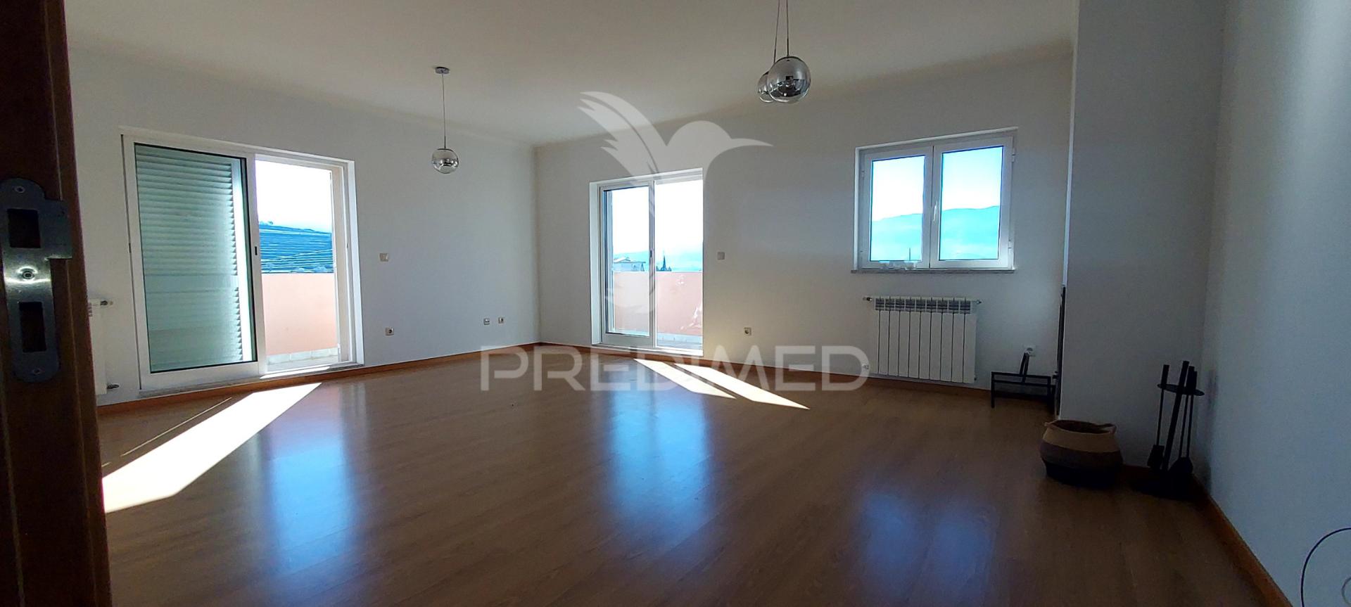 Apartamento t3 semi-novo, com 3 frentes em peso da regua