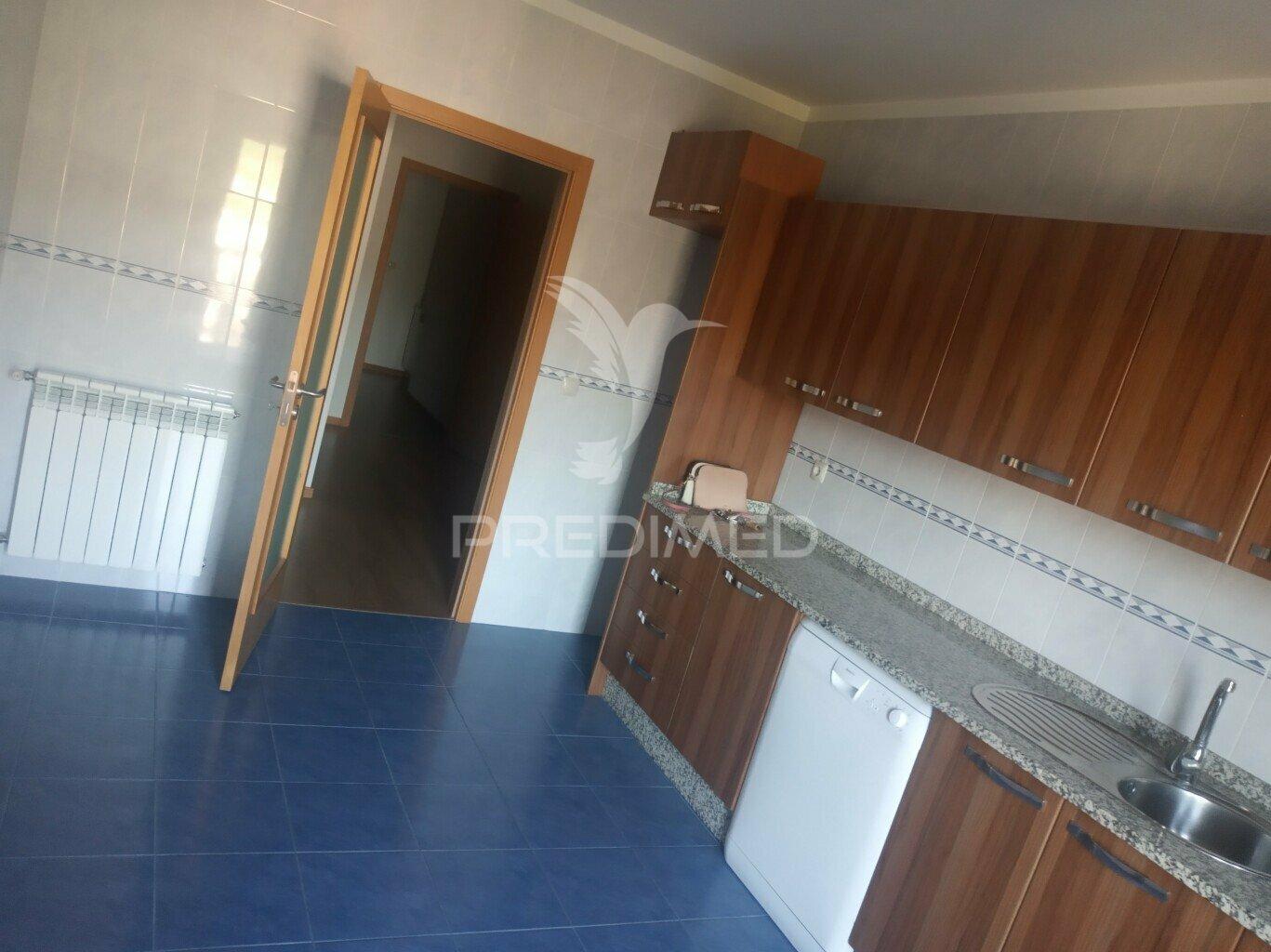 Apartamento t3 semi-novo, com 3 frentes em peso da regua