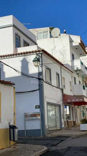 Prédio para comércio no centro de alvor