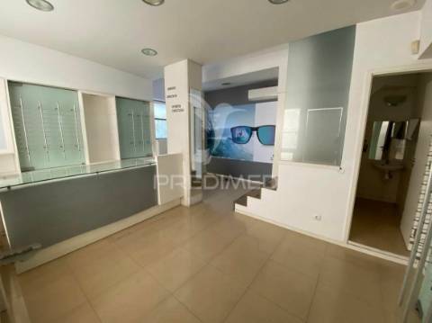 Prédio para comércio no centro de alvor