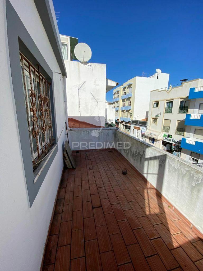 Prédio para comércio no centro de alvor