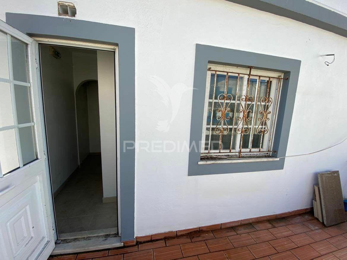 Prédio para comércio no centro de alvor