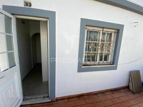 Prédio para comércio no centro de alvor