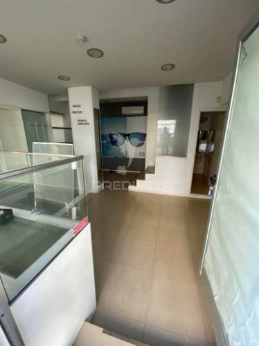 Prédio para comércio no centro de alvor