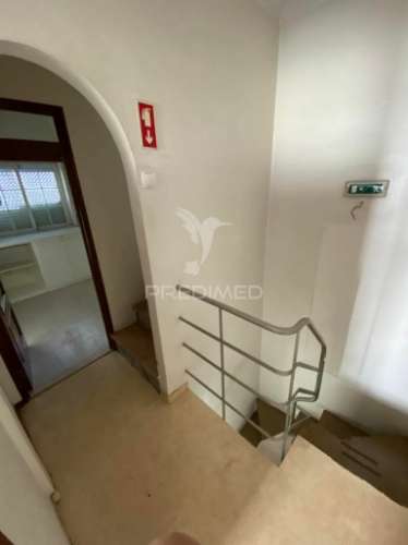 Prédio para comércio no centro de alvor