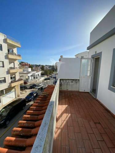Prédio para comércio no centro de alvor