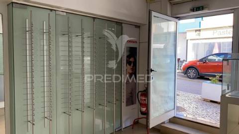 Prédio para comércio no centro de alvor